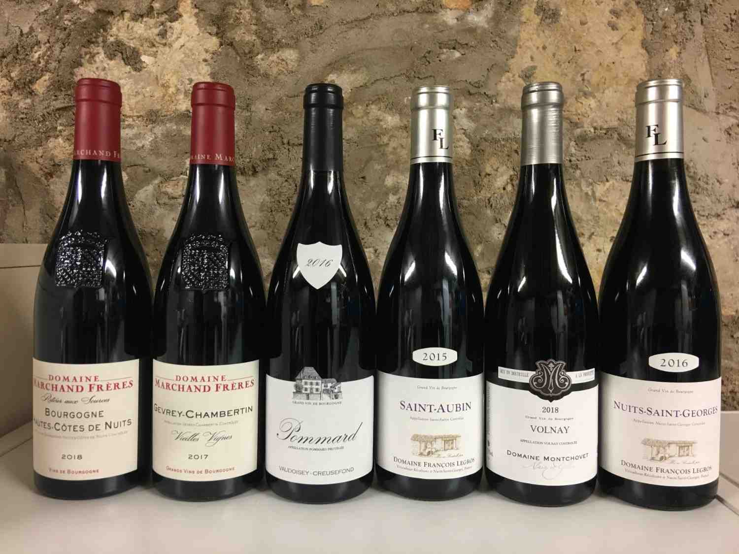 Bouteilles de vin avec étiquettes