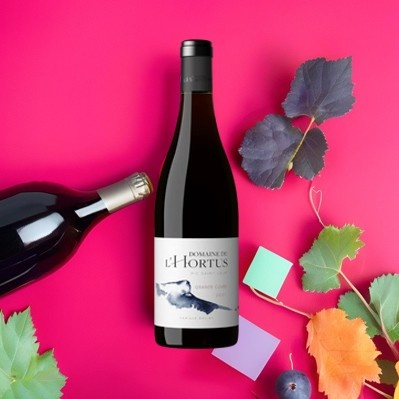 Bouteille de vin sur rose